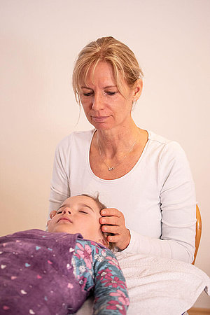 hnc Behandlung am Kopf bei einem Kind 