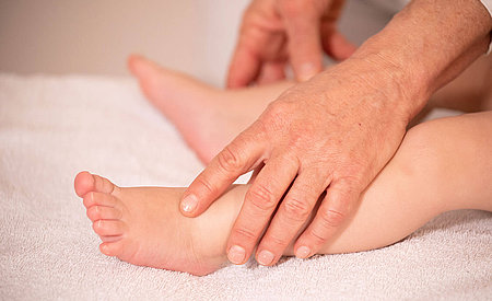 Anwendungsbeispiel Heilmethode human neuro cybrainetics (hnc) am Bein bei einem Kind
